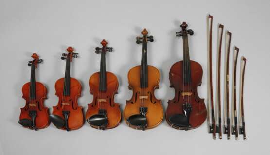 Fünf Violinen mit Bögen - Foto 1