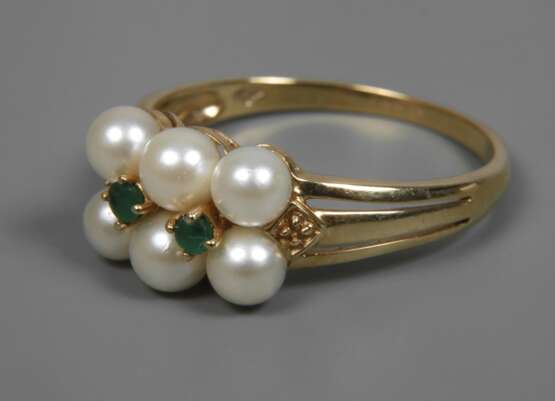 Damenring mit Perlen und Smaragden - фото 1
