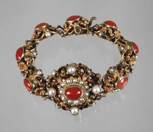 Prachtvolles Armband mit Korallen und Perlen - фото 1