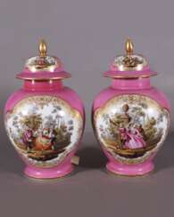 Les vases de la paire de Dresde, 1860- 1880-e de l'année, de la porcelaine