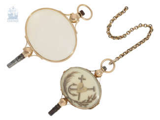 UhrenschlüsseLänge: Konvolut von 2 sehr seltenen Spindeluhrenschlüsseln aus Gold, Frankreich 1790-1810