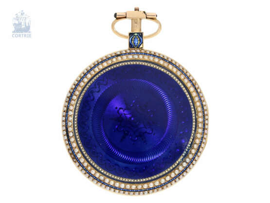 Taschenuhr: exquisite, große und hochfeine Gold/Emaille-Taschenuhr mit Perlenbesatz "Royal Blue", Werk mit Kommahemmung und Zentralsekunde, zugeschrieben Jaquet Droz, für den chinesischen Markt, ca.1790 - Foto 3