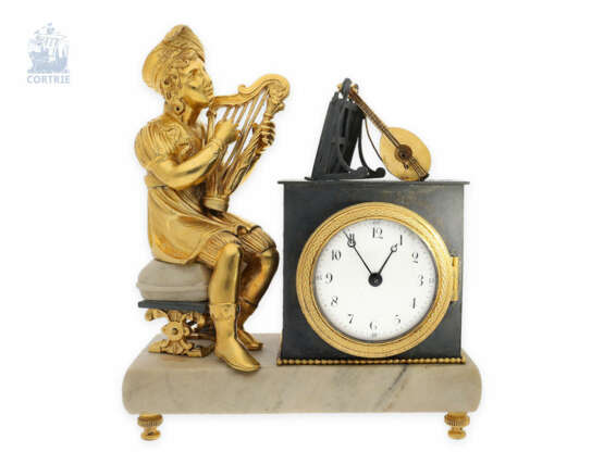 Tischuhr: kleine und feine Troubadour-Pendulette im Charles X.-Stil mit Spindelhemmung und Stundenschlag, ca. 1820 - Foto 1