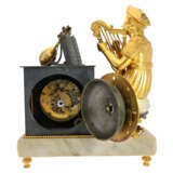 Tischuhr: kleine und feine Troubadour-Pendulette im Charles X.-Stil mit Spindelhemmung und Stundenschlag, ca. 1820 - фото 2