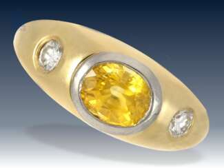Ring: klassischer, massiver Bandring mit intensiv goldgelbem Saphir und Brillanten