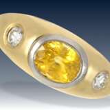 Ring: klassischer, massiver Bandring mit intensiv goldgelbem Saphir und Brillanten - Foto 1