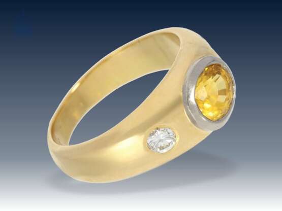 Ring: klassischer, massiver Bandring mit intensiv goldgelbem Saphir und Brillanten - Foto 2