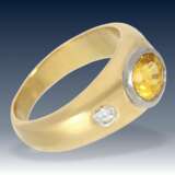 Ring: klassischer, massiver Bandring mit intensiv goldgelbem Saphir und Brillanten - Foto 2