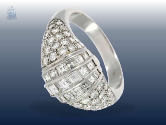 Ring: weißgoldener, moderner Goldschmiedering mit feinen Diamanten besetzt - photo 1