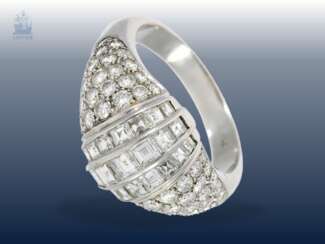 Ring: weißgoldener, moderner Goldschmiedering mit feinen Diamanten besetzt