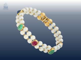 Armreif: seltener, außergewöhnlicher und dekorativ verzierter Goldschmiede-Armreif mit Perlen-, Saphir-, Smaragd- sowie Rubinbesatz, italienische Handarbeit aus 18K Gold