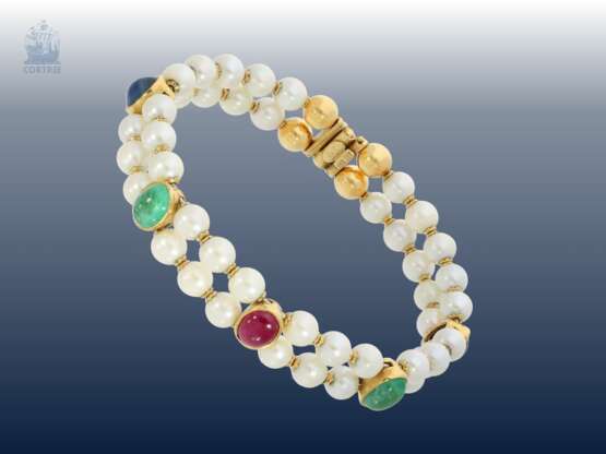 Armreif: seltener, außergewöhnlicher und dekorativ verzierter Goldschmiede-Armreif mit Perlen-, Saphir-, Smaragd- sowie Rubinbesatz, italienische Handarbeit aus 18K Gold - фото 1