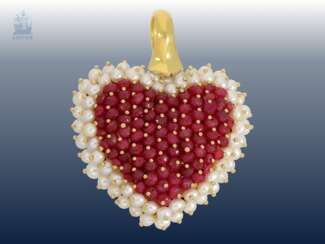 Anhänger: goldener, dekorativer und ungewöhnlich großer Herzanhänger mit zahlreichen Rubinen und Perlen besetzt, 18K Gold