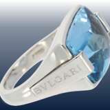 Ring: moderner, massiver Designer-Goldschmiedering, signiert Bvlgari, besetzt mit schönem Blautopas - фото 1