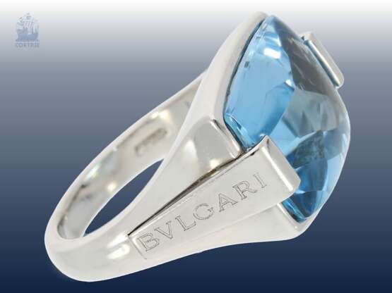 Ring: moderner, massiver Designer-Goldschmiedering, signiert Bvlgari, besetzt mit schönem Blautopas - photo 1