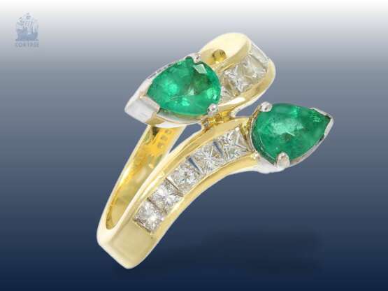 Ring: hochwertiger und attraktiver Smaragd/Diamant-Goldschmiedering im Overcross-Design, Handarbeit, 18K Gold - Foto 1