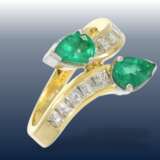 Ring: hochwertiger und attraktiver Smaragd/Diamant-Goldschmiedering im Overcross-Design, Handarbeit, 18K Gold - фото 1