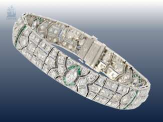 ArmbanDurchmesser: ausgefallenes, hochwertig gearbeitetes und äußerst dekoratives antikes Smaragd/Diamant-Goldschmiedearmband aus Platin, ca. 4,7ct Diamanten
