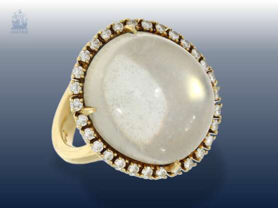 Ring: solide Goldschmiedearbeit mit großem Mondstein und Brillanten, Handarbeit in 18K Gelbgold - фото 1