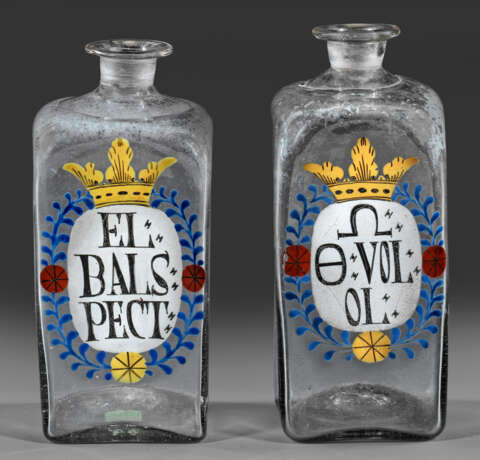 Paar Apotheken-Vierkantflaschen mit Kronendekor - фото 1