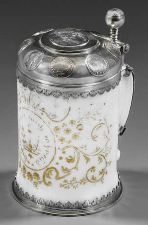 Seltener kleiner Opalglas-Humpen mit Silber-Münzdeckel - photo 1