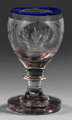 Blaurand-Weinglas mit den allegorischen Symbolen von - Foto 1