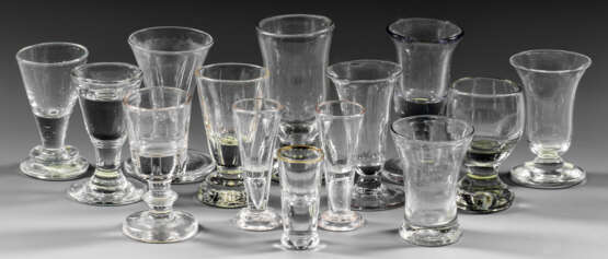 Sammlung von vierzehn Schnaps- und Branntweingläsern - photo 1