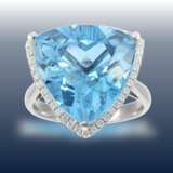Ring: dekorativer und ausgefallener Goldschmiedering mit sehr schönem Blautopas und Diamanten - Foto 1