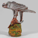 Cadinen-Figur eines Falken mit Singvogel als Beute - фото 1