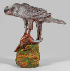 Cadinen-Figur eines Falken mit Singvogel als Beute