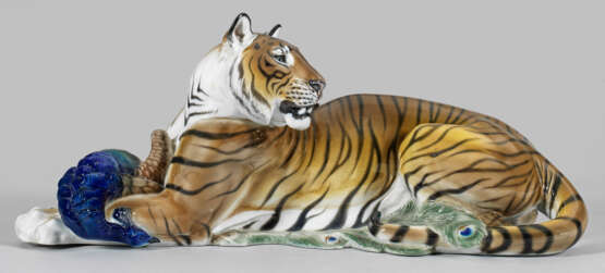Tiger mit erlegtem Pfau - Foto 1