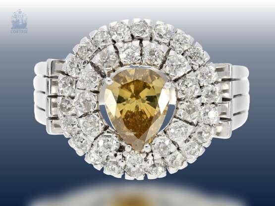 Ring: ausgesprochen schöner und wertvoller Diamant-Goldschmiedering aus der Zeit des Art déco mit großem, intensiv gelb-orangen Fancy-Diamant - фото 1