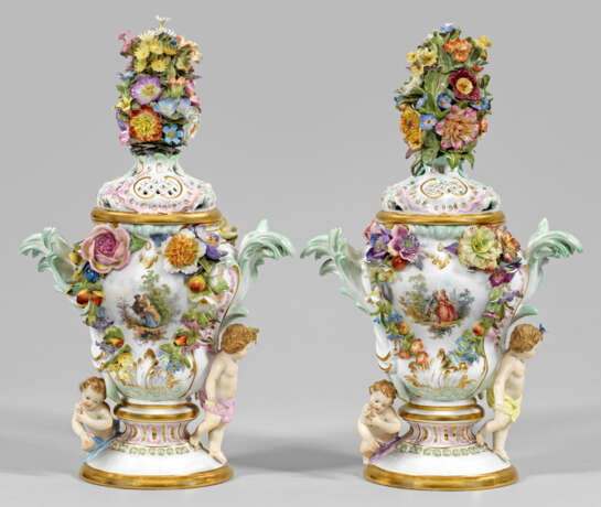 Paar Potpourri-Vasen mit Amoretten und Watteauszenen - Foto 1