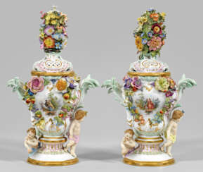 Paar Potpourri-Vasen mit Amoretten und Watteauszenen
