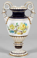 Schlangenhenkelvase mit Rosendekor