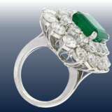 Ring: exklusiver, ehemals sehr teurer Smaragd/Brillant-Goldschmiedering, Einzelanfertigung aus Platin, Smaragd ca. 7,5ct sowie ca. 10ct Brillanten - Foto 2