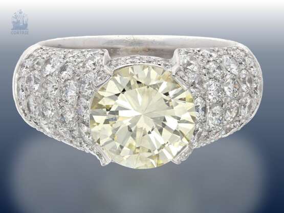 Ring: exquisiter und ausgesprochen dekorativer Goldschmiedering mit großem, farbigen Brillanten von 3,05ct mit Zertifikat - Foto 1