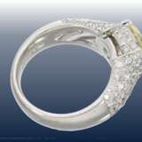 Ring: exquisiter und ausgesprochen dekorativer Goldschmiedering mit großem, farbigen Brillanten von 3,05ct mit Zertifikat - Foto 2