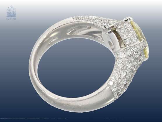 Ring: exquisiter und ausgesprochen dekorativer Goldschmiedering mit großem, farbigen Brillanten von 3,05ct mit Zertifikat - Foto 2