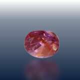 Saphir: natürlicher, äußerst seltener pink-orangefarbener Saphir "Padparadscha", 2,28ct, sehr schöne Qualität, mit Zertifikat - photo 1