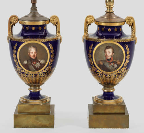 Zwei Sèvres -Vasen mit Königsporträts "Karl X." und - Foto 2