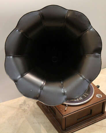 „Antikes Grammophon mit schwarzem Rohr in einem Gehäuse aus Holz geschnitzt Russland Anfang des 20.“ - Foto 2
