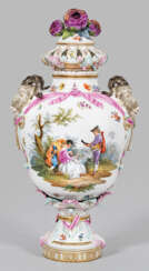 Große Potpourri-Vase mit Watteauszenen aus der KPM Berlin