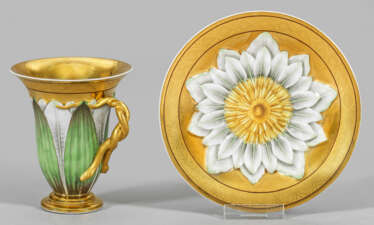 Äußerst seltene Biedermeier-Ziertasse mit Lotusblumenrelief