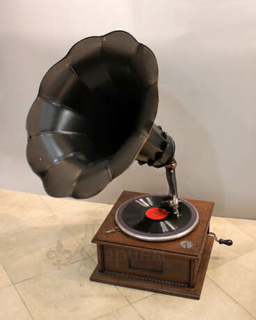 „Antikes Grammophon mit schwarzem Rohr in einem Gehäuse aus Holz geschnitzt Russland Anfang des 20.“ - Foto 1