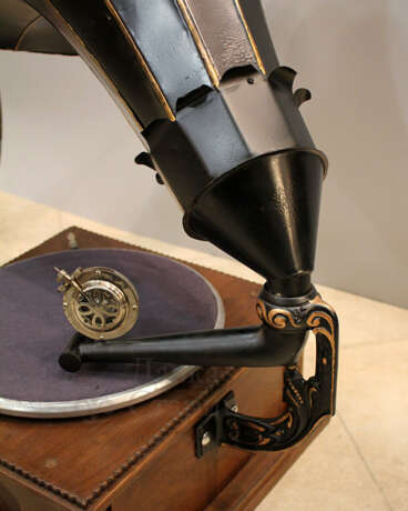 „Antikes Grammophon mit schwarzem Rohr in einem Gehäuse aus Holz geschnitzt Russland Anfang des 20.“ - Foto 5