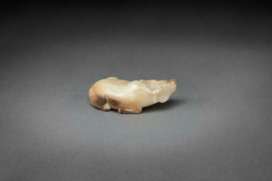 A WELL-CARVED BEIGE AND BROWN JADE FIGURE OF A RECUMBENT WATER BUFFALO - фото 2