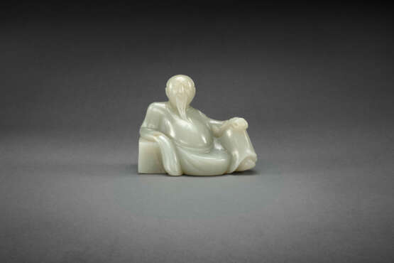 A VERY RARE PALE GREENISH-WHITE JADE FIGURE OF A SEATED SCHOLAR - фото 1