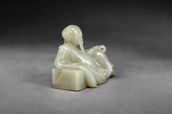 A VERY RARE PALE GREENISH-WHITE JADE FIGURE OF A SEATED SCHOLAR - Foto 4