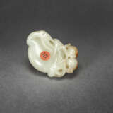 A WHITE AND RUSSET JADE FIGURE OF A THREE-LEGGED TOAD WITH POMEGRANATES - Foto 2